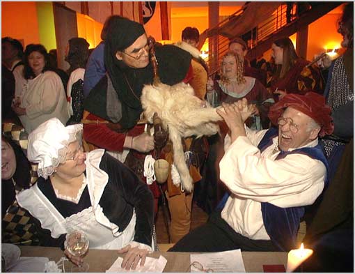 mittelalterliche weihnachtsfeier mit gaukler und minnesaenger